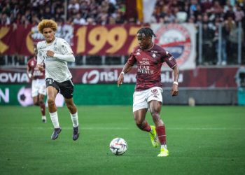 Morgan Bokele Mputu (à d.)