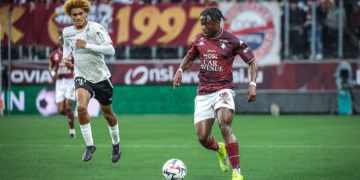 Morgan Bokele Mputu (à d.)