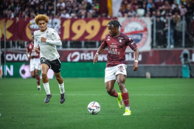 Morgan Bokele Mputu (à d.)